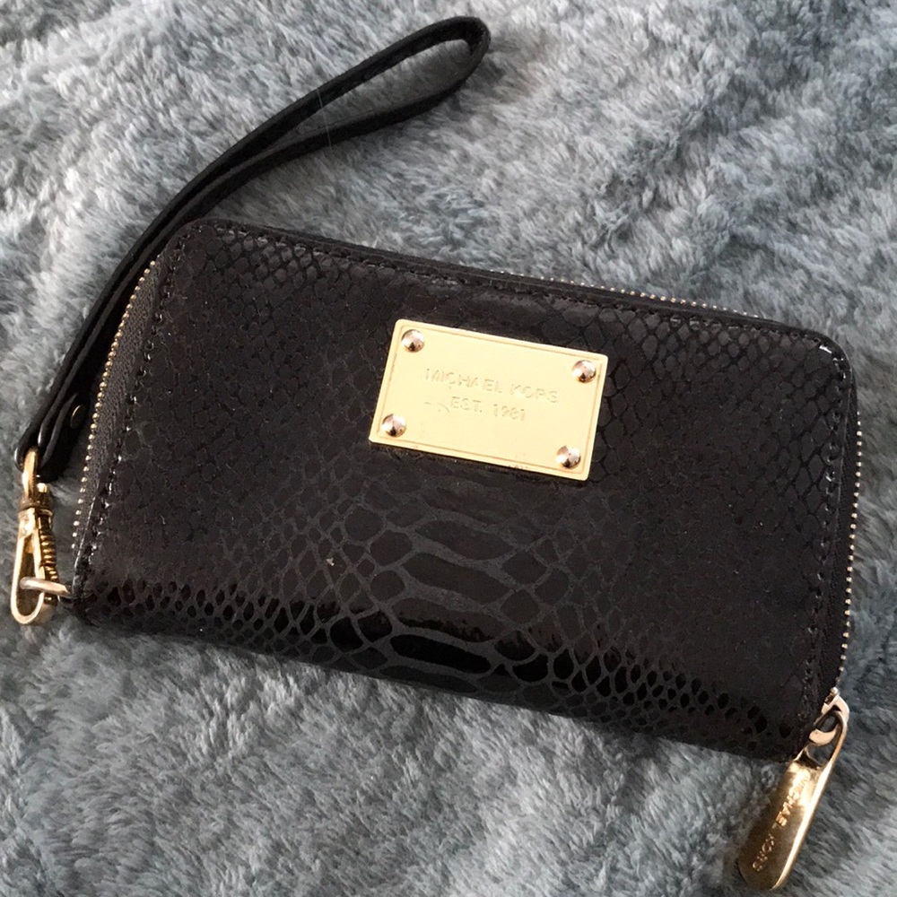 Michael Kors wristlet / phone case